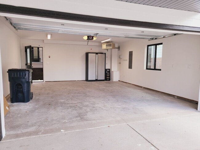 Building Photo - Luxury Downtown Townhome