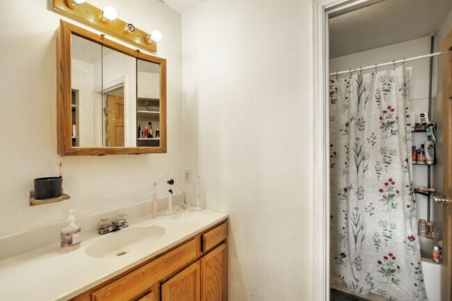 Building Photo - 8 Bedroom home in the Heart of the U-district