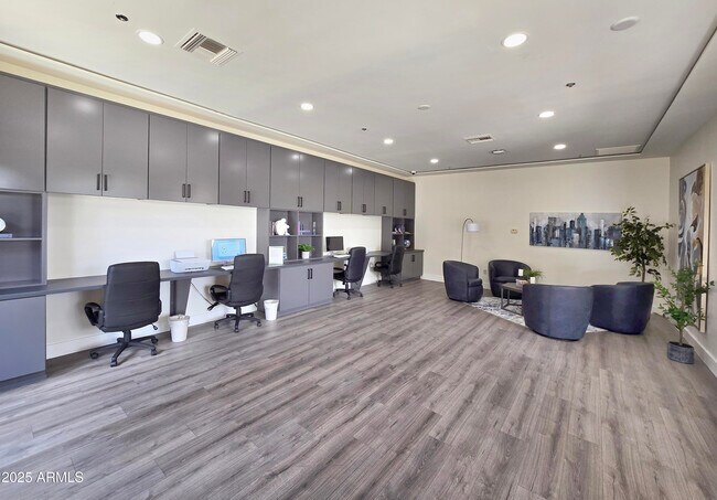 Building Photo - 920 E Devonshire Ave