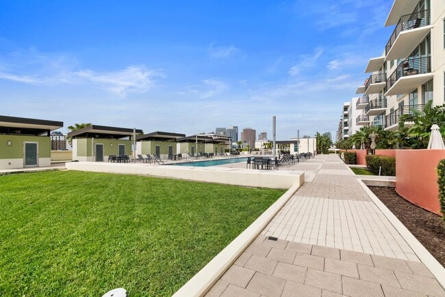 Building Photo - 1208 E Kennedy Blvd