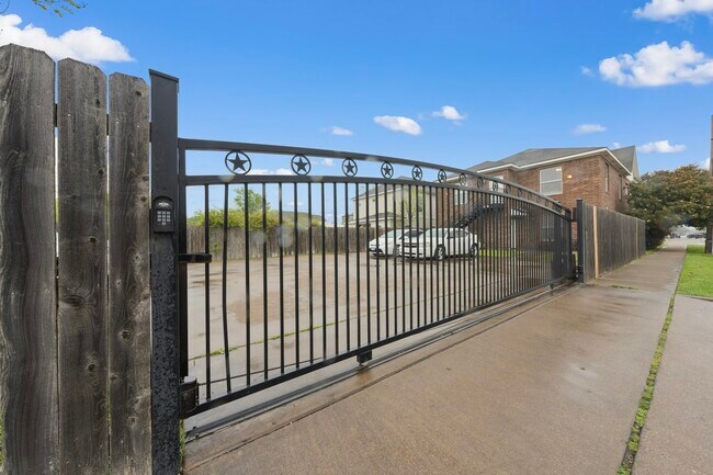 Building Photo - 1425 James Avenue, Unit A