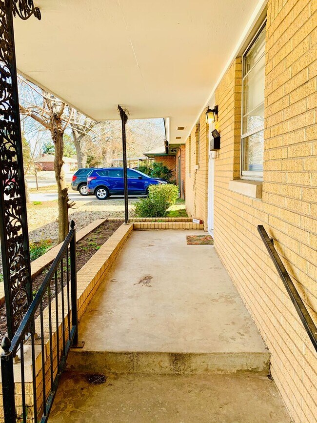 Building Photo - Beautiful 3BD 1.5BA Home W/  Bonus Room in...