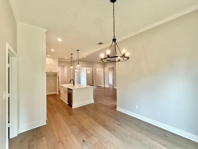 Building Photo - Beautiful and Spacious 3-Bedroom, 2-Bath R...