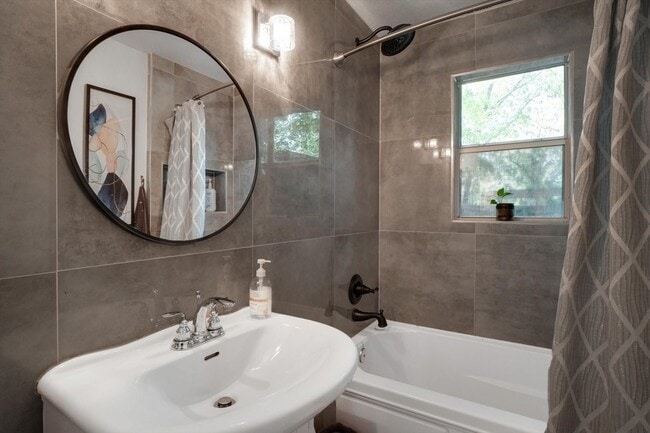 Building Photo - 624 Apache Trail