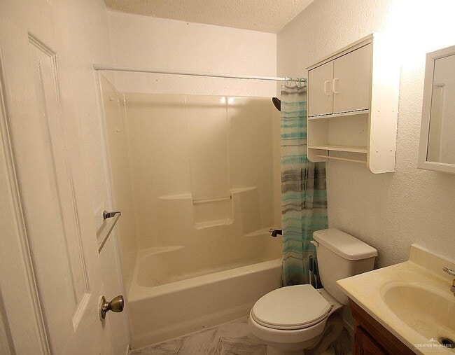 Building Photo - 11 E 6th St