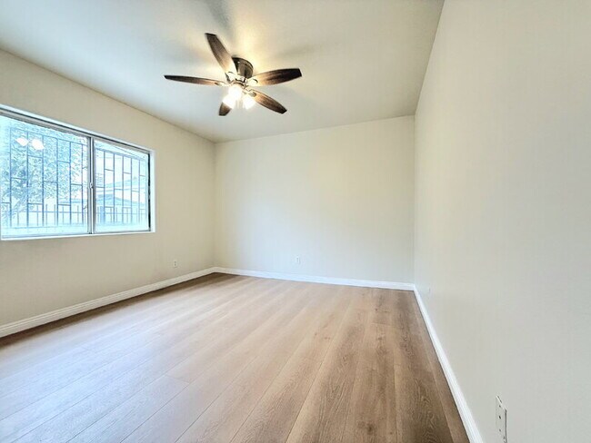 Building Photo - 1325 W 58th St