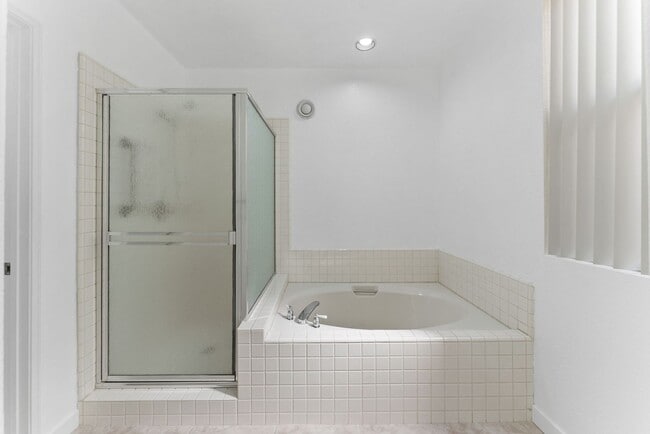 Building Photo - 4 Bed/2.5 Bath Vista Residence Beautifully...