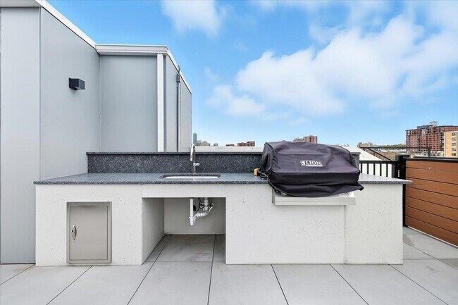 Building Photo - 303 Madison St