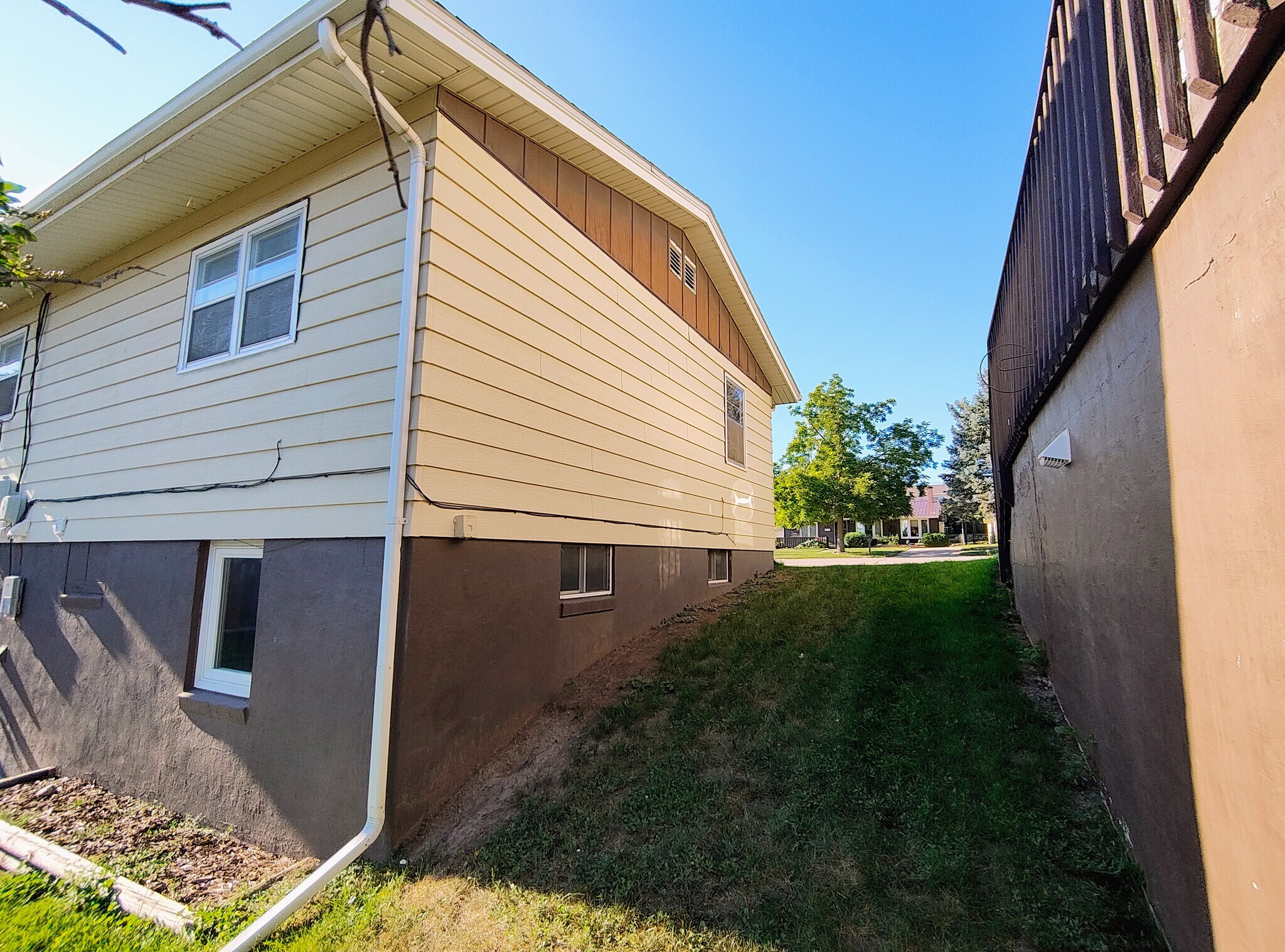 Building Photo - 113 E Custer St