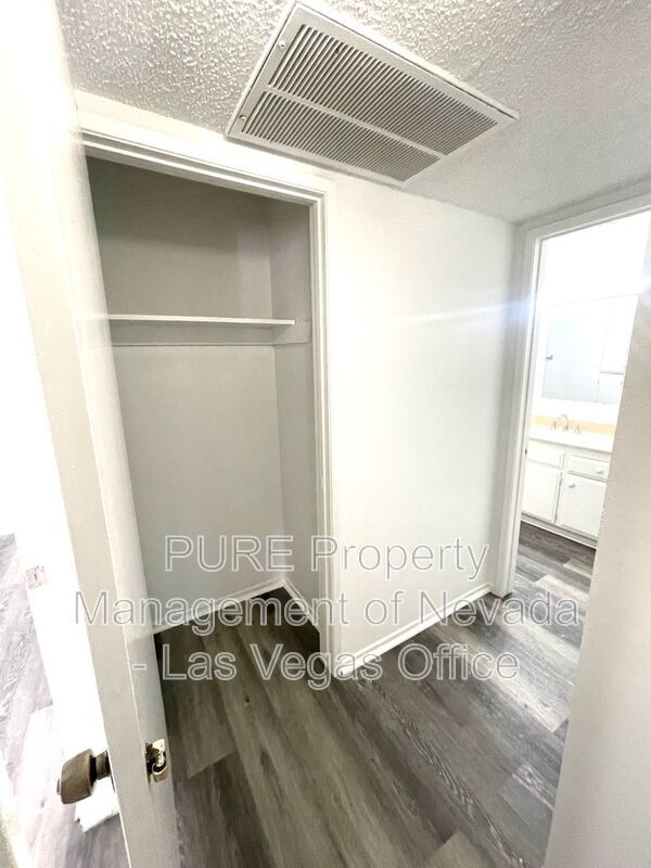 Building Photo - 1405 E Vegas Valley Dr