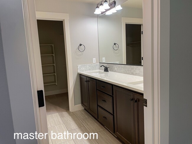 Master bathroom - 11440 SE Aquila St