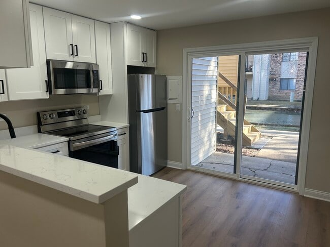 Building Photo - 194 N Waters Edge Dr