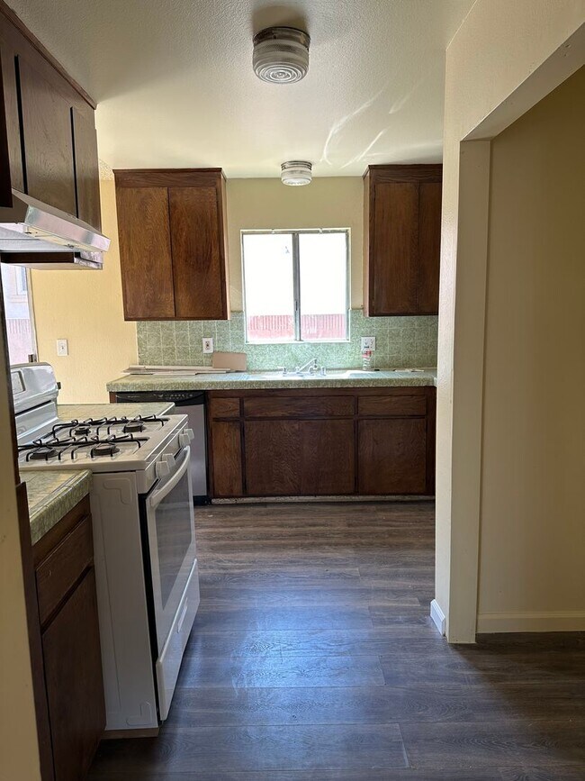 Building Photo - 1423 Edgewood Dr