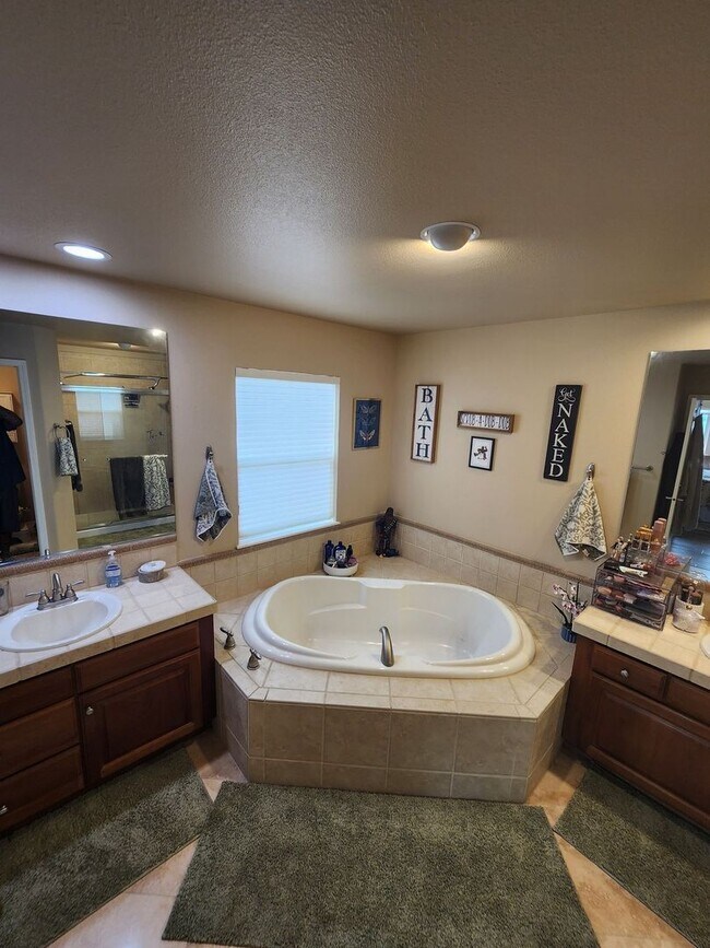 Building Photo - Beautiful Home in Pine Creek