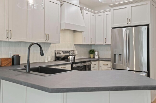 Building Photo - 614 6th St NW