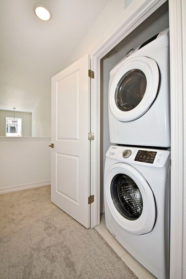 Building Photo - Contemporary Townhome in North CO Springs