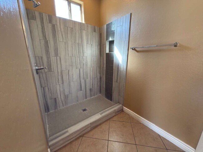 Building Photo - "Charming 3-Bedroom Oasis with 2 Baths and 1,711 Sq Ft of Comfort in Phoenix!"