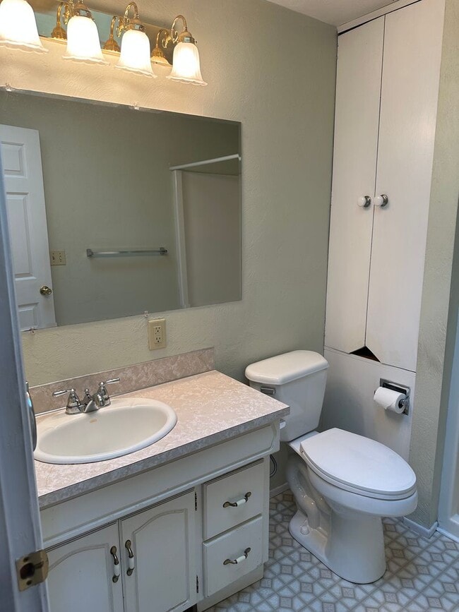 Building Photo - Large 2 bedroom 2 bathroom duplex with garage!  MOVE IN SPECIAL!