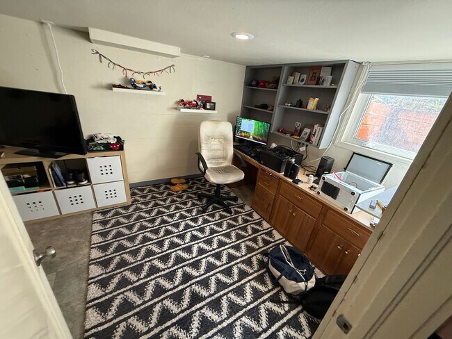 Building Photo - 7 bedroom 3.5 bath Game Room