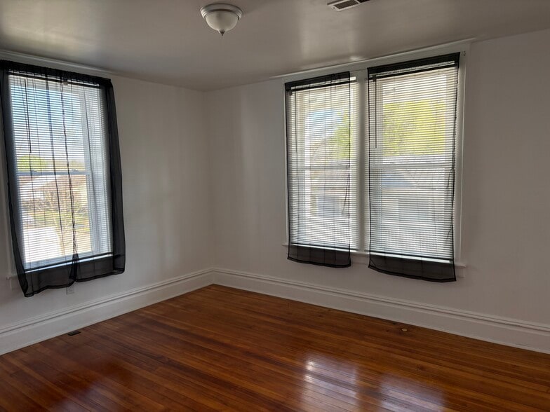 Huge Bedrooms - 1328 Shepherd St