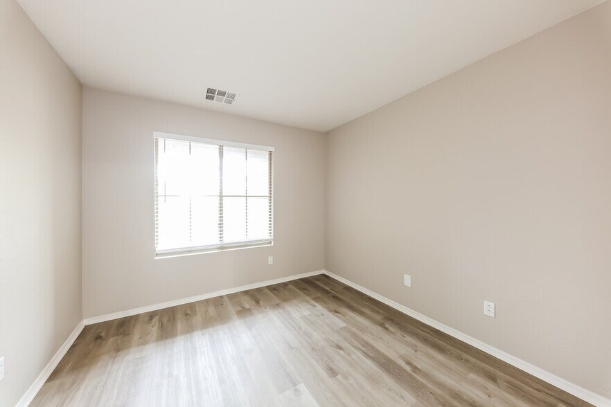 Building Photo - 15350 W Lundberg St