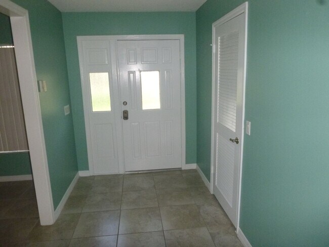 Building Photo - 301 Bloomingfield Dr