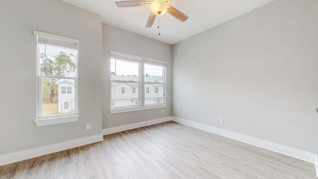 Building Photo - End unit!  Washer/Dryer Included! Beautiful 3 Bedroom Townhome (larger floorpan) with Screened-In...
