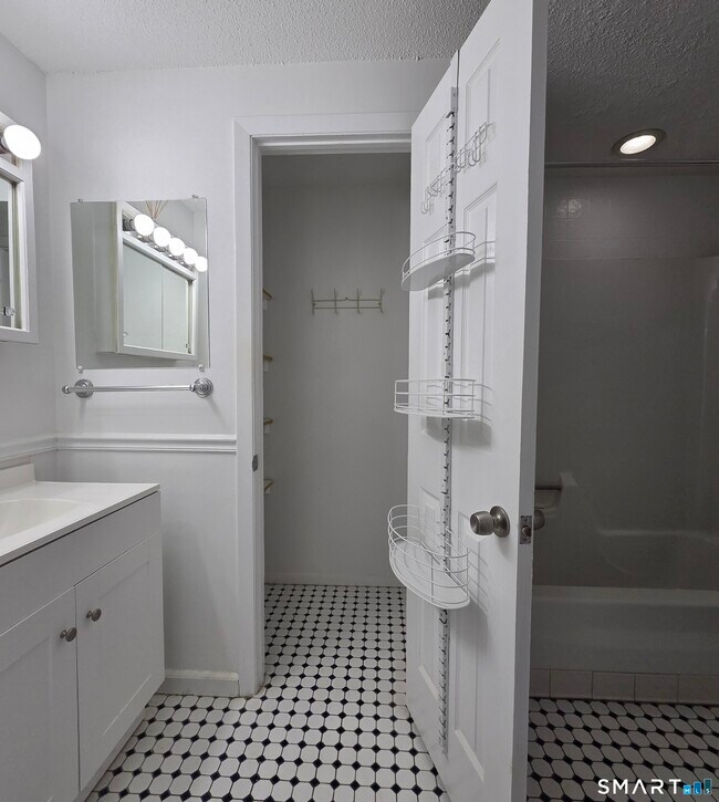 Building Photo - 7 Padanaram Rd