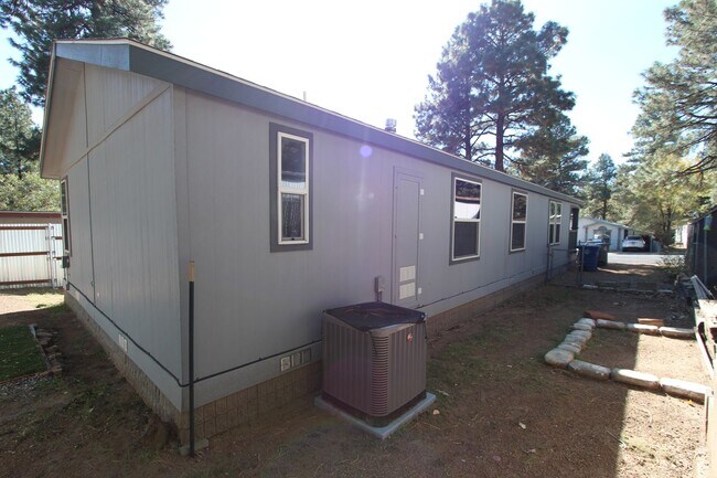 Building Photo - * LEASE PENDING $500 Move-In Special! Charming 3-Bed Home in Christmas Tree Estates