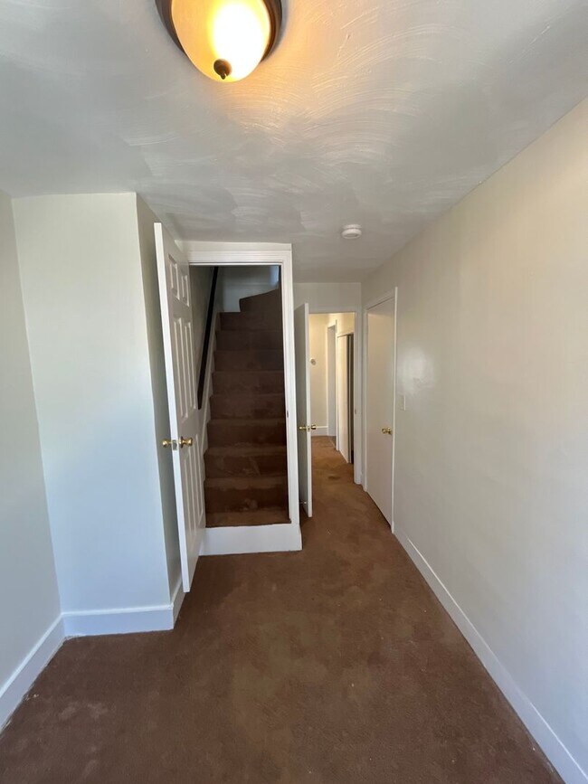 Building Photo - Central St Apartments