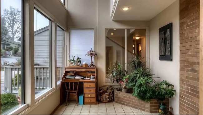 Building Photo - 4bd/3ba HUGE Home w/Hardwood Floors, Russi...