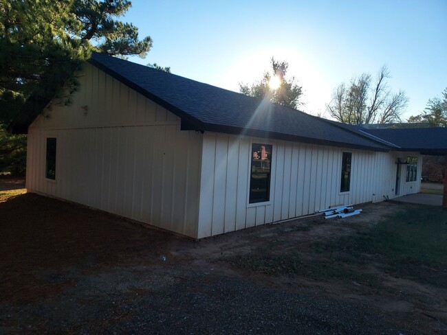 Building Photo - 4 bed 2 Bath Modern Farm Home