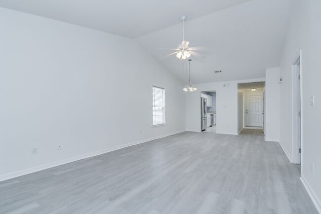 Building Photo - 2 Bedroom 2 Bath Townhouse