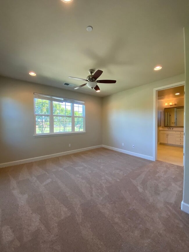 Building Photo - Pleasanton End Unit Andares Townhouse 3 BD...