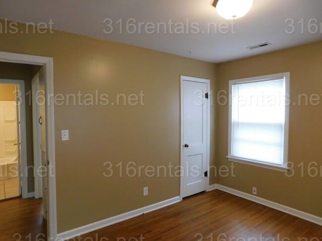 Building Photo - $1000 - 3 bed 1 bath - Single Family Home