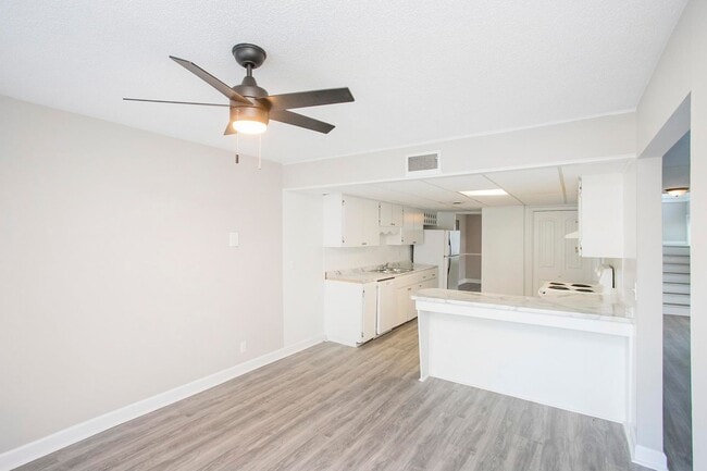 Building Photo - 421 Raintree Dr