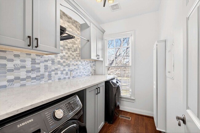 Building Photo - 6 Portrush Ct