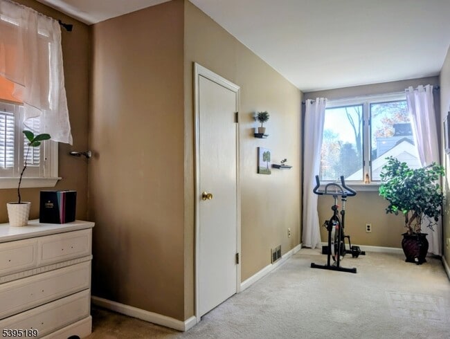 Building Photo - 190 Oak St