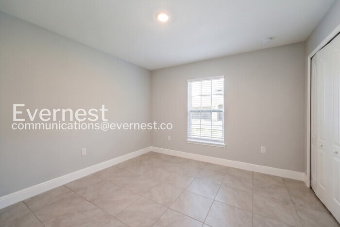 Building Photo - 528 Bristol Cir