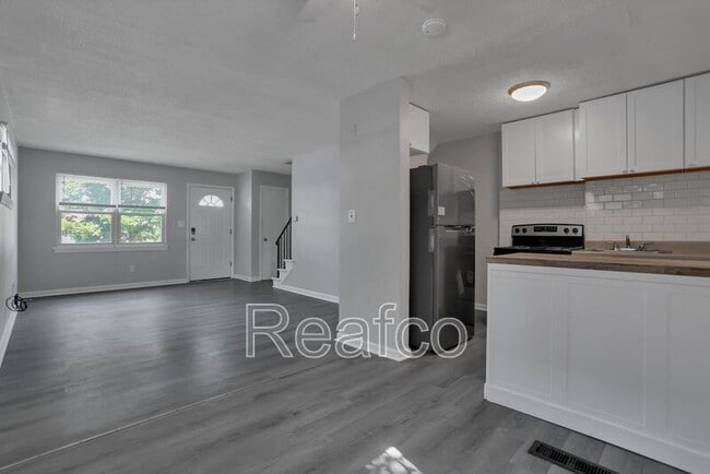 Building Photo - 900 Racine Ave