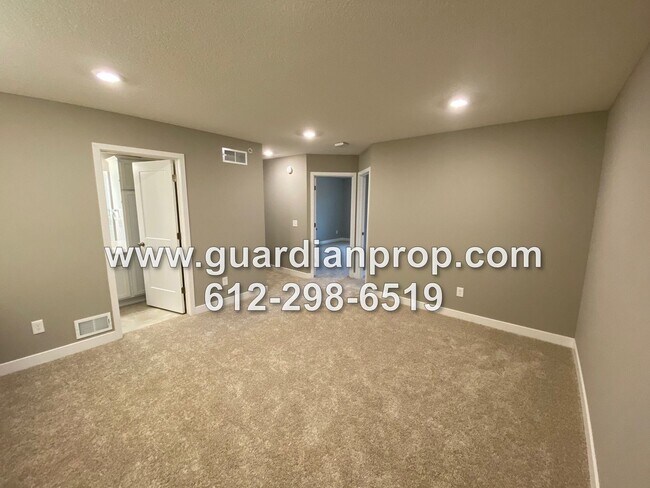 Building Photo - Luxury Townhouse Available June 1st, High End Finishings, Quartz Counters, Large Loft, Huge Prima...