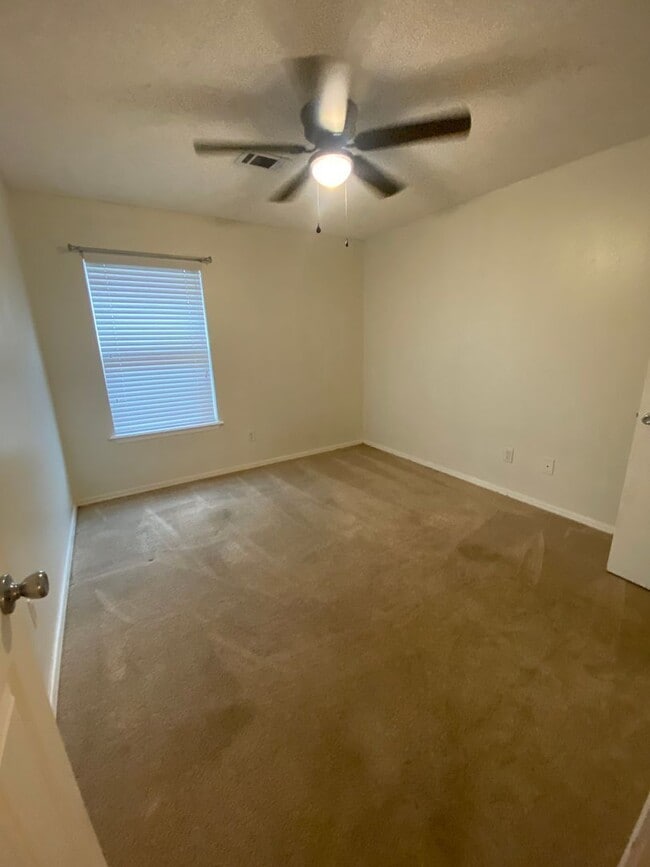 Building Photo - 3 bed 2 bath 2 car garage house, freshly repainted