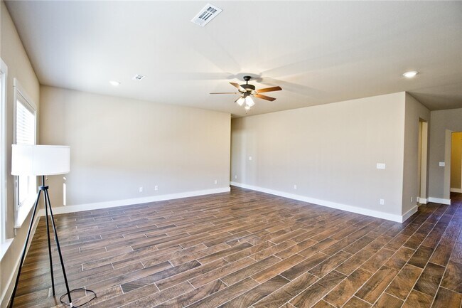 Building Photo - 2629 N Justin Dr
