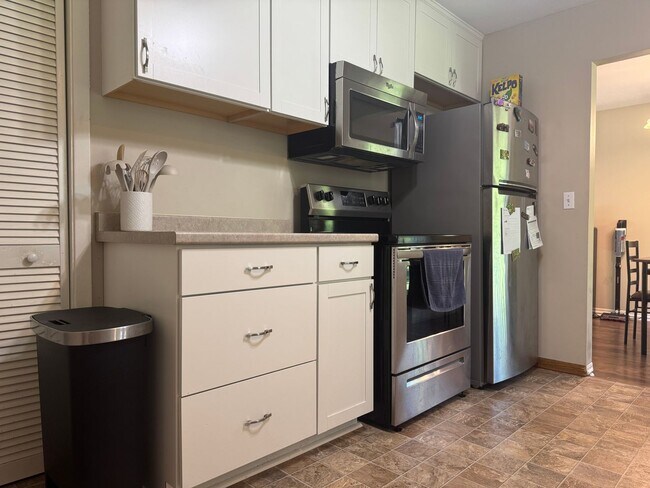 Building Photo - Raised Ranch Near Offutt AFB with Finished Basement & Oversized Garage