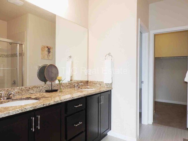 Building Photo - Central Park Town Home for Rent!