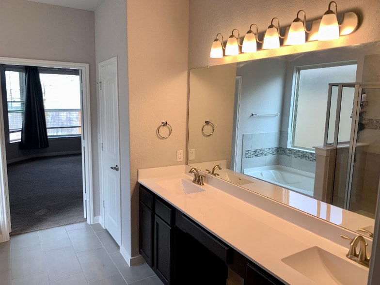 Building Photo - 6727 Hibiscus Falls