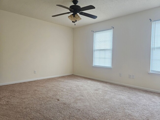 Building Photo - 546 Hollomon Dr