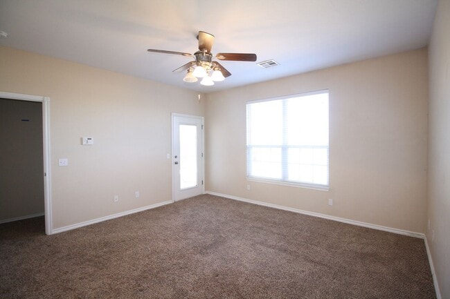 Building Photo - Cute 3 Bed Duplex In Yukon