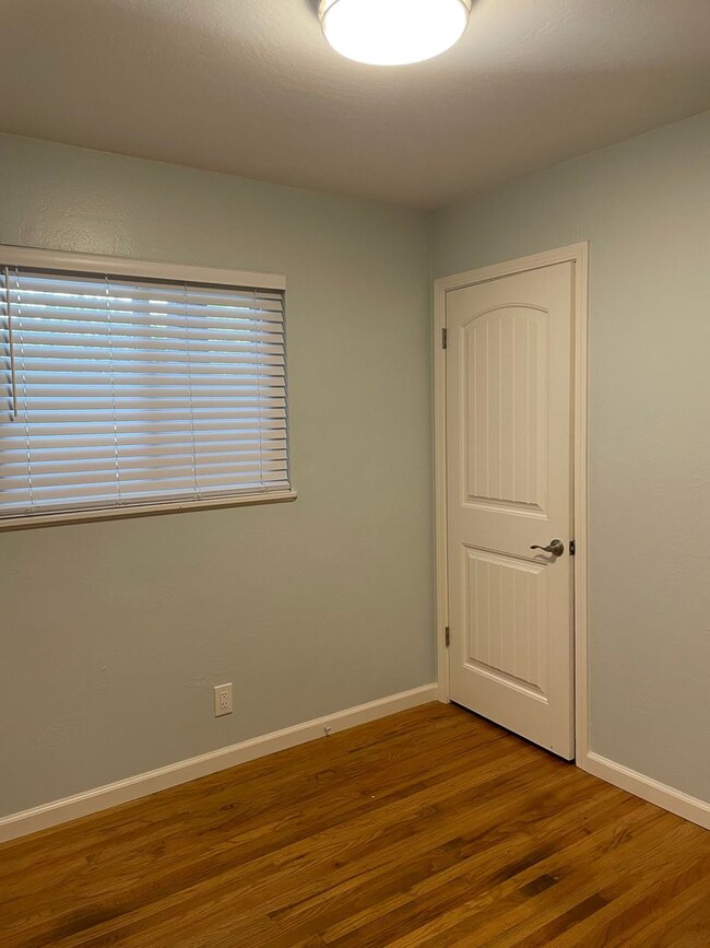 Building Photo - Beautiful Mid Century 3 Bedroom 3.5 Bathro...