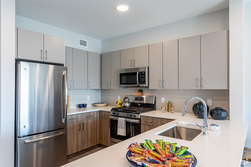 1BR, 1BA - A1 - Kitchen - Alto Fairfield Metro